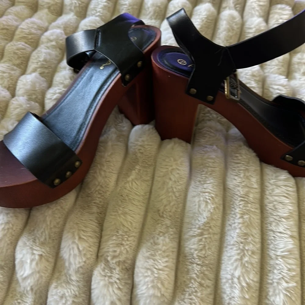 Size 7.5 wood platforms
